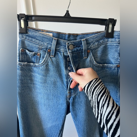 Levi’s 501 cropped jeans W24 L26 medium wash 100% cotton - Picture 2 of 12